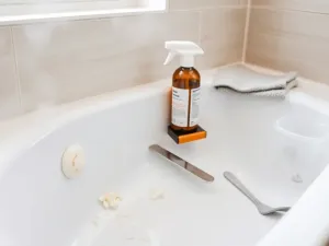 Jak usunąć silikon z wanny?